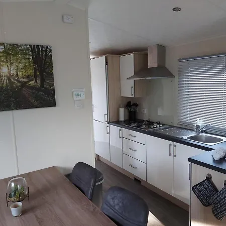 Chalet Wanama. Gelegen Op Het Vakantiepark Het Lierderholt Op De Veluwe. * ביקברחן